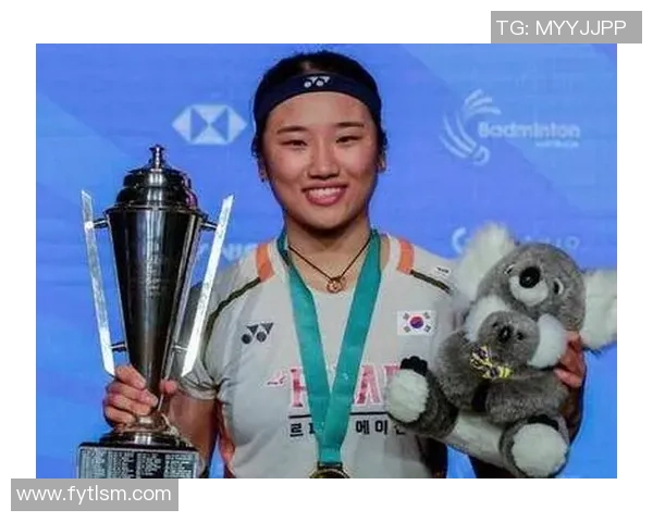 安洗莹亲冠军奖杯！韩媒：国际羽坛最强，创7纪录比肩桃田超林丹